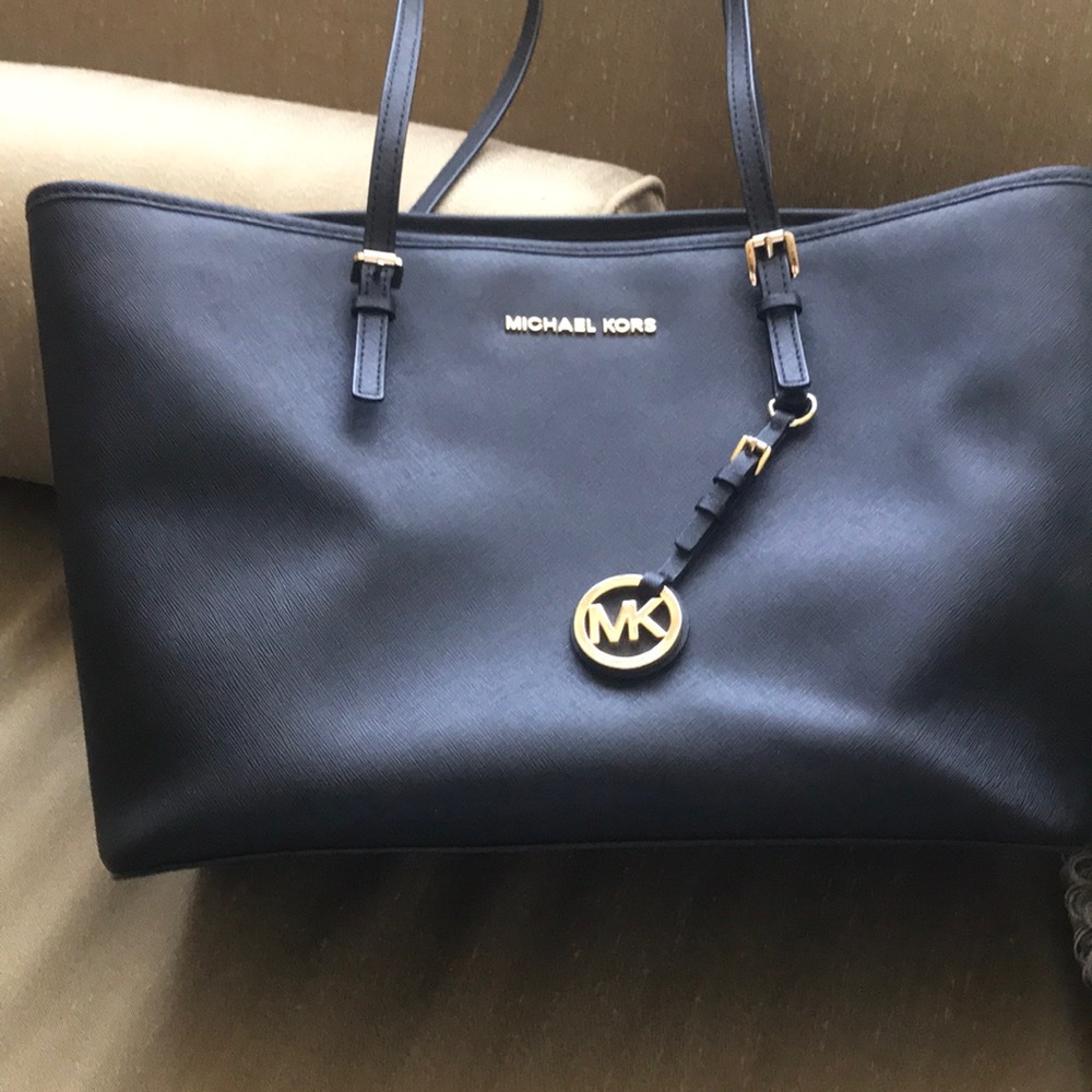 🌟🌟Authentic Excellent Condition 🌟🌟Michael Kors Medium Leather Size Bag